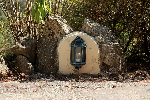 lanterna, luce, illuminazione, lampada, astutamente, natura, nessuno, giorno, pianta, terra, solido, albero, abbandonato, all'aperto, foresta, architettura, Entrata, sporco, roccia - oggetto, roccia, tecnologia, luce del sole, parte vegetale, struttura costruita, vecchio, rovinato, 4K, CC0, dominio pubblico, privo di copyright