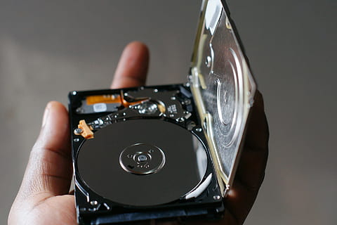 osoba, hospodářství, cd případ, počítač, pevný disk, technologie, lidské ruky, ruka, část lidského těla, jedna osoba, detail, uvnitř, lidský prst, část těla, prst, k nepoznání člověka, zaměřit se na popředí, sdělení, studio shot, Černá barva, jeden objekt, dospělý, luxus, 1080P, CC0, veřejná doména, bez autorských práv