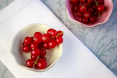 coacaze, fruct, sănătos, închide, coacăz roșu, roșu, fructe, acru, copt, grădinărit, natură, grădină, alimente, fructe moi, fructe de padure, delicios, vară, mancare si bautura, mâncat sănătos, bunăstare, prospeţime, castron, masa, vedere în unghi mare, nici o persoana, cireașă, a închide, merisor, grup mare de obiecte, farfurie, natură moartă, față de masă, în interior, faianță, 5K, CC0, domeniu public, fără drepturi de autor