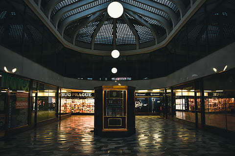 kommerziell, Gebäude-Center-Stand, Buchung, Stand, Mitte, Gebäude, Kiosk, Einkaufszentrum, leeren, dunkel, Geschäft, Prag, Fenster, Weiß, Licht, Blau, Gold, Globus, Kuppel, Decke, die Architektur, beleuchtet, gebaute Struktur, drinnen, Lichtanlage, öffentliche Verkehrsmittel, Transport, keine Leute, Schienenverkehr, Eisenbahnstation, Reise, Transportmittel, Bahnsteig, architektonische Säule, Kommunikation, Leuchte, 5K, CC0, gemeinfrei, lizenzfrei