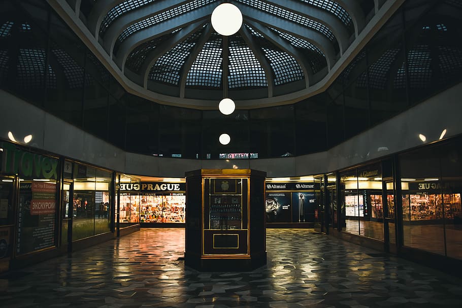 comercial, parada del centre de construcció, venda d'entrades, cabina, mig, edifici, quiosc, centre comercial, buit, fosc, botiga, praga, finestra, blanc, llum, blau, or, globus, cúpula, sostre, arquitectura, il·luminat, estructura construïda, a l'interior, equips d’il·luminació, transport públic, transport, cap gent, transport per ferrocarril, estació de ferrocarril, viatjar, manera de transport, plataforma d’estació de ferrocarril, columna arquitectònica, comunicació, 5K