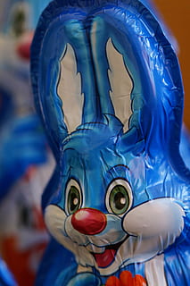 conill de Pasqua, Pasqua, Feliç Pasqua, salutació de pasqua, llebre, primavera, tema de pasqua, decoració, figura, xocolata, conillets de xocolata, dolçor, caramels, marca, deliciós, calories, xifres, representació, blau, art i artesania, primer pla, creativitat, representació humana, cap gent, a l'interior, escultura, artesania, semblança masculina, multicolor, estàtua, centrar-se en primer pla, figureta, enfocament selectiu, dia, disfressar-se, 5K, CC0, domini públic, lliure de regalies