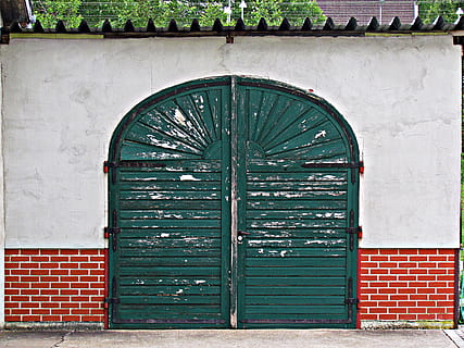 passarel·la, fusta, edifici, portes, casa antiga, destruït, portes de fusta, estructura construïda, porta, arquitectura, entrada, tancat, exterior de l'edifici, dia, cap gent, casa, funció de construcció de parets, paret, seguretat, finestra, protecció, paret de maó, color verd, a l'aire lliure, maó, ferro forjat, 4K, CC0, domini públic, lliure de regalies