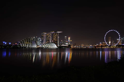 fotografia, edifici della città, notte, città, edifici, riflessione, illuminato, skyline urbano, paesaggio urbano, fiume, posto famoso, acqua, architettura, struttura costruita, scena urbana, Singapore, grattacielo, crepuscolo, lunga esposizione, buio, destinazioni di viaggio, cultura artistica e intrattenimento, esterno dell'edificio, cielo, Parco divertimenti, ruota panoramica, giro del parco dei divertimenti, nessuno, natura, costruzione, lungomare, edificio per uffici esterno, all'aperto, moderno, vita notturna, 1080P, CC0, dominio pubblico, privo di copyright