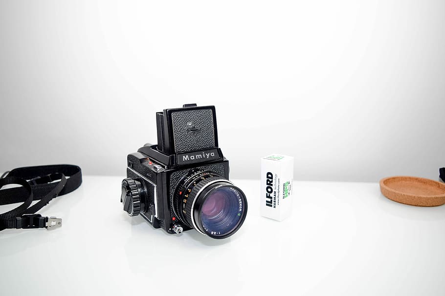 negre, mamiya càmera de punt i tir, blanc, taula, càmera de terra mamiya, al costat, corretja, càmera, vell, vintage, pel·lícula, fons blanc, temes de fotografia, tir de l'estudi, càmera - equip fotogràfic, a l'interior, tecnologia, lent - instrument òptic, cap gent, natura morta, còpia espai, estil retro, text, equip fotogràfic, tallar, equipament, grup, Color blanc, creativitat, 4K