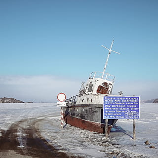 Weiß, braun, Schiff, verlassen, Boot, Wolken, kalt, gefroren, gefrorener See, Eis, Landschaft, Berge, draußen, Russland, Beschilderung, Himmel, gestrandet, Verkehrsschild, Wanderweg, Transportsystem, Wasserfahrzeug, Winter, Wasser, Meer, Kommunikation, Land, Tag, Natur, Strand, Text, Transportmittel, keine Leute, Transport, Blau, Zeichen, klarer Himmel, Szenen - Natur, Beratung, 1080P, CC0, gemeinfrei, lizenzfrei