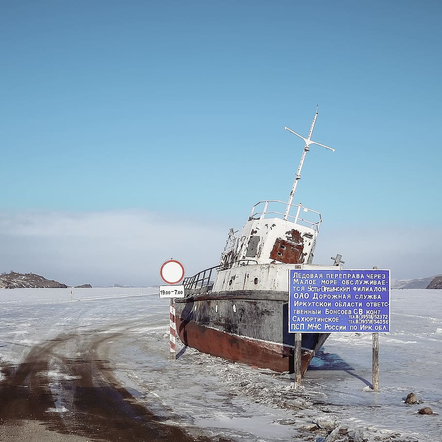 blanc, marró, vaixell, abandonat, núvols, fred, congelat, llac gelat, gel, paisatge, muntanyes, a l'aire lliure, Rússia, senyalització, cel, encallat, senyal de trànsit, carretera de senderisme, sistema de transport, motos aquàtiques, hivern, aigua, mar, comunicació, terra, dia, naturalesa, platja, text, manera de transport, cap gent, transport, vaixell nàutic, blau, signe, cel clar, escenics - natura, orientació, 1080P