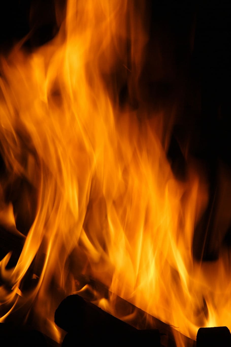 Feuerflamme, heiß, brennen, Gelb, Feuer, Flamme, feurig, Lagerfeuer, Hitze, Feuer - natürliches Phänomen, Hitze - Temperatur, Verbrennung, Inferno, orange Farbe, Nahansicht, Natur, Zeichen, keine Leute, Kommunikation, Warnschild, Bewegung, rot, glühend, Hintergründe, explodiert, schwarze Farbe, schwarzer Hintergrund, 1080P