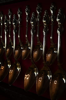 vajilla, macro, plata, cuchara, conjunto, comida, en una fila, adentro, orden, gran grupo de objetos, nadie, arreglo, metal, lado a lado, repetición, naturaleza muerta, material de vidrio, brillante, de cerca, estante, reflexión, rojo, almacenar, Al por menor, envase, abundancia, color plateado, 4K, CC0, dominio público, libre de derechos