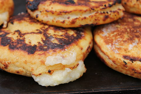 piatti fritti, Mais, capocuoco, cucina, Colombia, cibo, stufato, tipico, commestibile, arepas, cibo e bevande, freschezza, avvicinamento, pronto a mangiare, in casa, natura morta, nessuno, al forno, vista dall'alto, indulgenza, concentrarsi sulle conoscenze acquisite, benessere, mangiare sano, tavolo, messa a fuoco selettiva, articolo da forno, cibo dolce, grigliato, tentazione, vassoio, spuntino, 1080P, CC0, dominio pubblico, privo di copyright