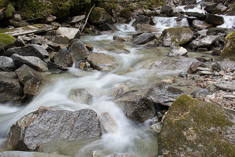 Shutter Stream, Alaskan Stream, schleppend, Verschluss, Strom, Alaskan, Slow Shutter Stream, Wasser, Rock - Objekt, Langzeitbelichtung, Natur, Fluss, keine Leute, Rock, solide, Schönheit in der Natur, Bewegung, Szenen - Natur, fließendes Wasser, Land, Bewegungsunschärfe, Tag, High Angle View, Felsformation, fließend, draußen, 5K, CC0, gemeinfrei, lizenzfrei