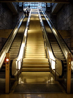 scala mobile, in movimento, macchina, dentro, interno, stazione, deposito, luci, illuminazione, riflessi, architettura, meccanico, scala, passaggi, gradini e scale, in casa, stazione della metropolitana, mezzi di trasporto, ringhiera, convenienza, tecnologia, illuminato, direzione, la strada davanti, struttura costruita, moderno, Inquadratura dal basso, trasporto pubblico, connessione, salendo, nessuno, 1080P, CC0, dominio pubblico, privo di copyright