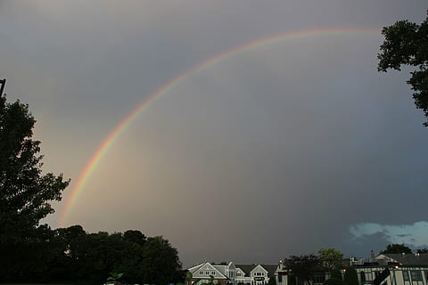 arcobaleno, nube, buio, cielo, tempo metereologico, albero, bellezza nella natura, pianta, scenics - natura, natura, nessuno, doppio arcobaleno, idilliaco, fenomeno naturale, nuvola - cielo, la tranquillità, Inquadratura dal basso, scena tranquilla, multicolore, architettura, giorno, esterno dell'edificio, all'aperto, 5K, CC0, dominio pubblico, privo di copyright