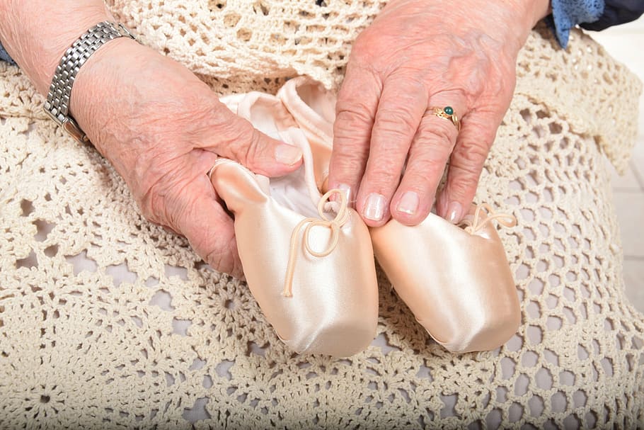 vecchio, mani, copertura, danza, scarpe, mano umana, mano, adulto, parte del corpo umano, gioielli, squillare, donne, adulto senior, persone, avvicinamento, donne anziane, fede, dito, dito umano, parte del corpo, celebrazione, femmine, coppia - relazione, chiodo, gioielli di perle, 5K