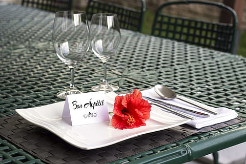 selektiv, fokus foto, dinnerware arrangement, bord, selektiv fokusering, Foto, spisestel, arrangement, indstilling, god appetit, aftensmad, plade, elegant, gæstfrihed, service, glas, romantik, frokost, elegance, Catering, mad, restaurant, spisning, serviet, sølvtøj, bryllup, dug, gaffel, bordkniv, ingen mennesker, sted indstilling, porcelæn, banket, fest, vinglas, mad og drikke, dessert, spise redskaber, køkkenredskaber, ske, friskhed, stilleben, husholdningsudstyr, blomstrende plante, blomst, drikkeglas, natur, placere mat, 5K, CC0, offentligt domæne, royaltyfrie