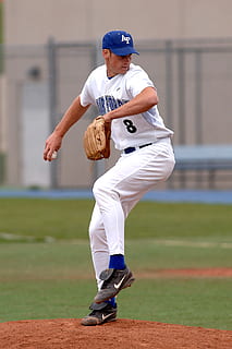 uomo che gioca a baseball, baseball, brocca, palla, gettare, atleta, Università, gioco, sport, infield, campo, tumulo, intonazione, uniforme, maschio, guanto, concorrenza, baseball - sport, una persona, persone reali, giocatore di baseball, capi di abbigliamento, lunghezza intera, uniforme da baseball, uniforme sportiva, uomini, concentrarsi sulle conoscenze acquisite, giorno, berretto, sportivo, giovane adulto, abbigliamento sportivo, giocando, in piedi, all'aperto, gamba, 2K, CC0, dominio pubblico, privo di copyright