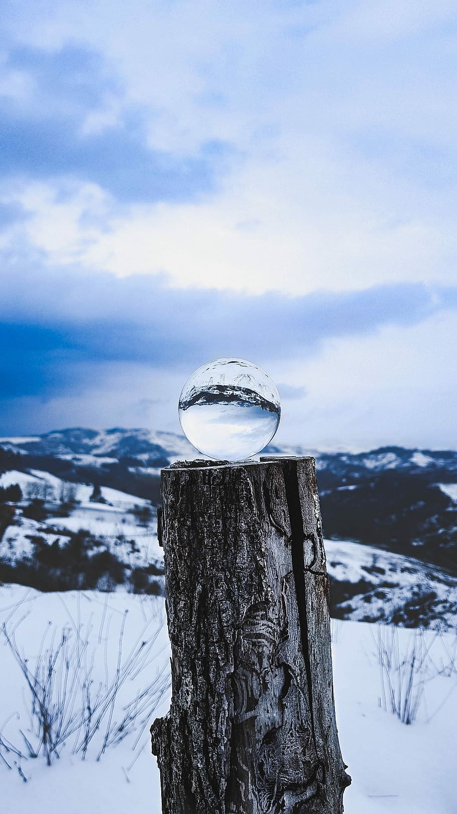 kopců, Průhledná, skleněná koule, ledovcové hory, dupat, během dne, zeměkoule, mrak, zataženo, lensball, míč, modrý, sníh, Studený, bokeh, krajina, nebe, Bologna, Itálie, strom, Příroda, zimní, studená teplota, scenics - příroda, mrak - nebe, den, krása v přírodě, klidné scény, nikdo, zaměřit se na popředí, klid, venku, mimoměstské scény, přistát, životní prostředí, dřevěný sloupek, zasněžené hory, 4K