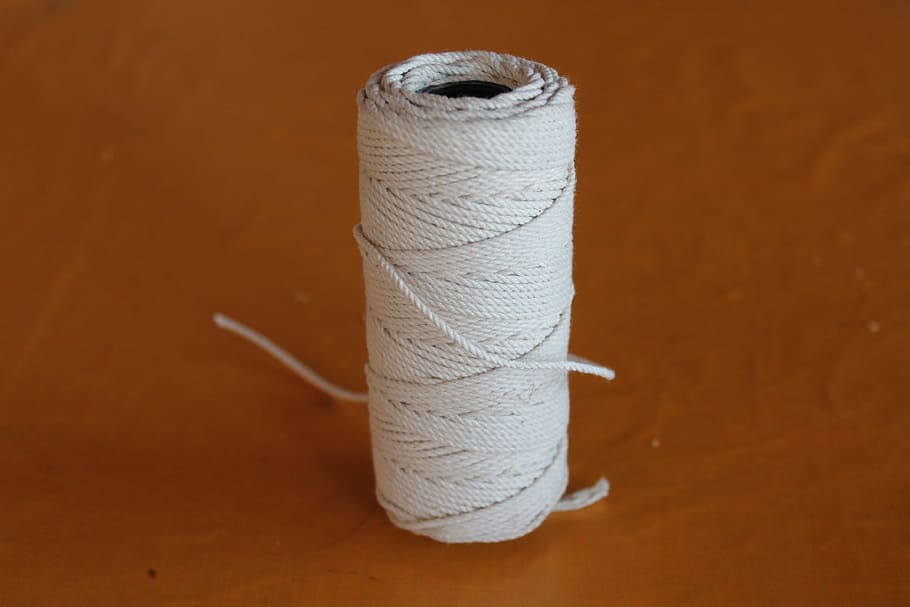fil, bobina, corda, fons de colors, tir de l'estudi, Color blanc, cap gent, primer pla, a l'interior, tèxtil, material de fusta, llana, art i artesania, natura morta, centrar-se en primer pla, enrotllat, creativitat, artesania, vista d’angle alt, bola de llana, dos objectes, suavitat, 4K