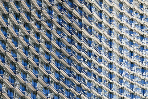 azul, gris, óptico, espejismo, edificio de gran altura blanco, edificio, arquitectura, ventana, modelo, resumen, fotograma completo, antecedentes, repetición, nadie, estructura construida, en una fila, exterior del edificio, lado a lado, día, vista de ángulo bajo, forma, texturizado, diseño, al aire libre, luz del sol, naturaleza, forma geometrica, color plateado, arquitectura y arte, 5K, CC0, dominio público, libre de derechos