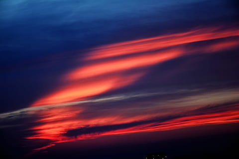 słoneczny, zachód słońca, chmury, krajobraz, niebo, Natura, czerwony, światło, za chmurami, iskierka, filtrowanie światła, Chmura, horyzont, kolor, oszałamiający, pasek koloru, chmura - niebo, zmierzch, pogoda, cloudscape, na dworze, niebieski, tła, scenics, kolor pomarańczowy, piękno natury, dramatyczne niebo, noc, lato, scenics - natura, spokój, żadnych ludzi, spokojna scena, idylliczny, środowisko, niski kąt widzenia, groza, romantyczne niebo, 5K, CC0, domena publiczna, darmowe zdjęcia