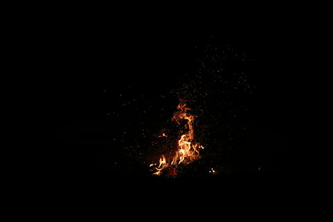 orange, ild, digital, tapet, brænding, flamme, nat, brand - naturligt fænomen, varme - temperatur, natur, kopiere plads, ingen mennesker, glødende, bevægelse, mørk, bål, orange farve, udendørs, begivenhed, miljø, belyst, jord, lang eksponering, lejrbål, 5K, CC0, offentligt domæne, royaltyfrie