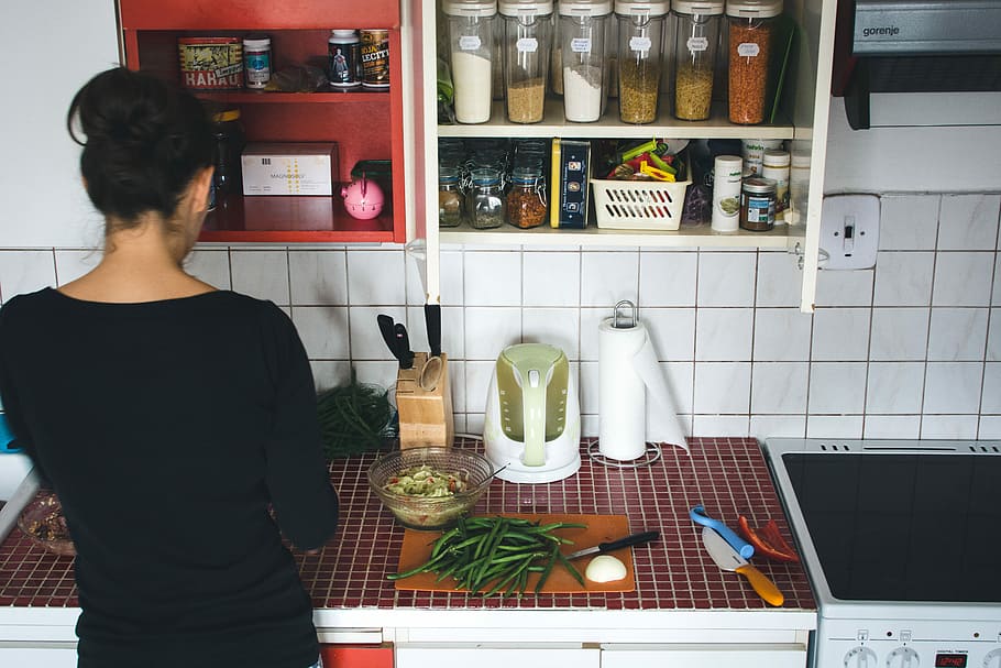 cocina, casa, vendimia, en casa, batería de cocina, proceso, cocina domestica, adentro, interior de la casa, gente, comida, encimera de la cocina, una persona, adulto, mujer, vida domestica, comida y bebida, hembras, ropa casual, estilos de vida, hombres, cuarto doméstico, botella, envase, en pie, gente real, vista trasera, estante, elección, cintura para arriba, 5K