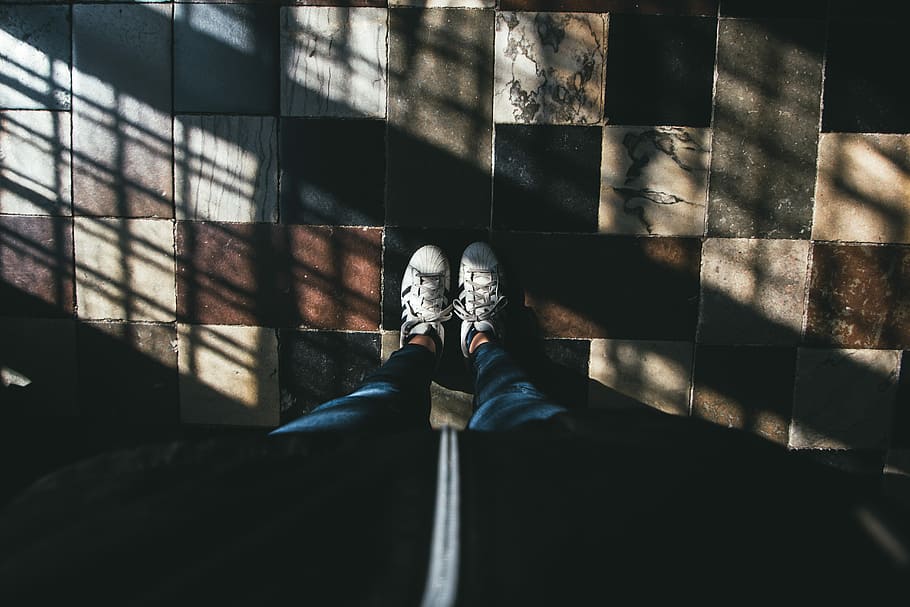 high-angle, persona, blu, pantaloni, bianca, scarpe da ginnastica, in piedi, Piastrelle per pavimenti, jeans, indossare, dentro, illuminato, camera, piedi, luce, gamba, modello, terra, lunatico, scarpa, pavimento, pietra, umore, ombra, piastrelle, adidas, sezione bassa, persone reali, una persona, gamba umana, parte del corpo umano, parte del corpo, luce del sole, vista dall'alto, stili di vita, prospettiva personale, giorno, natura, direttamente sopra, persona irriconoscibile, all'aperto, abbigliamento casual, pavimentazione, piede umano, 5K