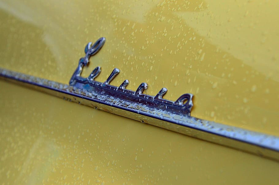 samochód, oldtimer, żółty, deszcz, Stary samochód, weteran, zabytkowe pojazdy, transport, klasyczny, styl, retro, automatyczny, stary, zabytkowy samochód, rząd, pojazd, technika, żadnych ludzi, wewnątrz, zbliżenie, martwa natura, metal, selektywne skupienie, mokro, narzędzie pracy, sprzęt, kreatywność, stół, wysoki kąt widzenia, wzór, upuszczać, woda, drewno - materiał, studio strzał, porozumiewanie się, 2K