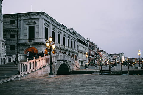 viaje, Venecia, Venecia, Italia, vacaciones, arquitectura, edificios, pueblo Viejo, Europa, italiano, Italia, veneto, venezia, Mediterráneo, Casas viejas, turista, canal, lugar famoso, puente - estructura hecha por el hombre, gente, gran canal - venecia, escena urbana, destinos de viaje, estructura construida, exterior del edificio, arco, iluminado, puente, ciudad, cielo, edificio, naturaleza, equipo de iluminación, conexión, calle, luz de la calle, turismo, oscuridad, agua, nadie, al aire libre, 4K, CC0, dominio público, libre de derechos