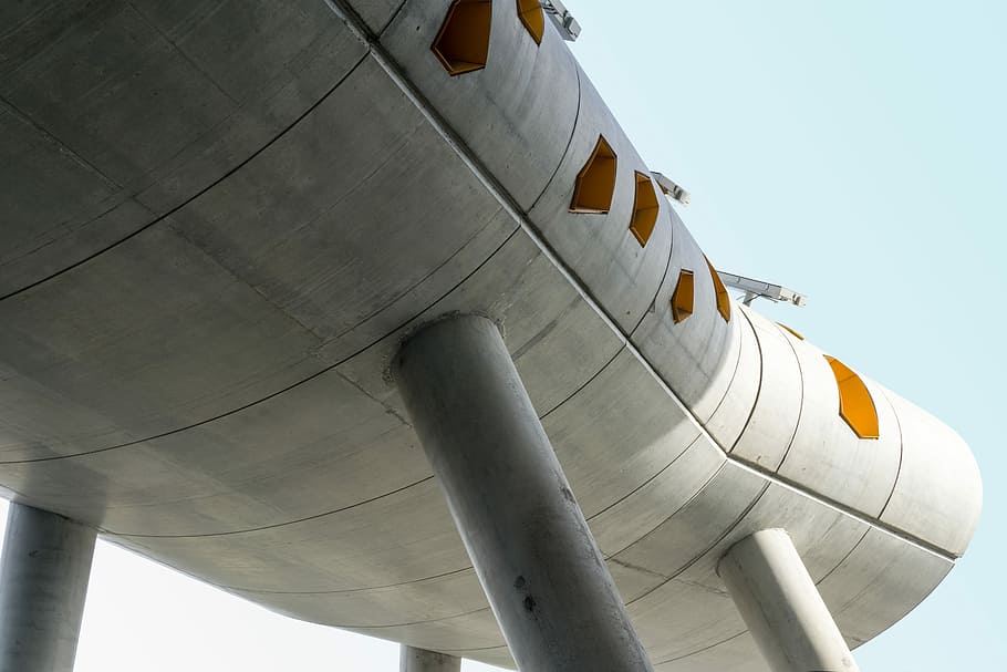 grigio, bianca, architettonico, costruzione, superiore, blu, cielo, struttura, architettura, colonna, supporto, mezzi di trasporto, modo di trasporto, veicolo aereo, Inquadratura dal basso, aereo, viaggio, giorno, metallo, natura, all'aperto, industria aerospaziale, cielo sereno, nessuno, aereo commerciale, combustibile e produzione di energia, industria, copia spazio, color argento, direttamente sotto, 5K