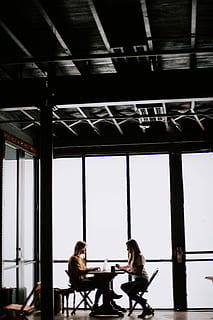 foto, dos, dones, de cara, assegut, frontal, taula, paret de vidre, endins, botiga, edifici, arquitectura, finestra, cafeteria, cafè, a l'interior, persones reals, dues persones, adult, homes, gent, dia, unió, ocupació, treball, estils de vida, sostre, roba casual, parlar, estructura construïda, 5K, CC0, domini públic, lliure de regalies