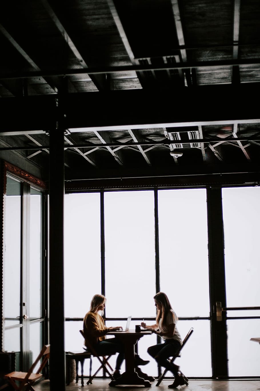 foto, dos, dones, de cara, assegut, frontal, taula, paret de vidre, endins, botiga, edifici, arquitectura, finestra, cafeteria, cafè, a l'interior, persones reals, dues persones, adult, homes, gent, dia, unió, ocupació, treball, estils de vida, sostre, roba casual, parlar, estructura construïda, 5K