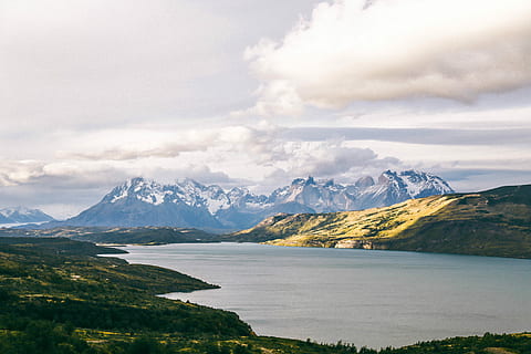 Antenne, Fotografie ansehen, Berg, Fluss, Karosserie, Wasser, wolkig, Himmel, tagsüber, See, Wolke, Hügel, Schnee, Chile, Patagonium, Landschaft, Natur, Szenen - Natur, Umgebung, Schönheit in der Natur, wolke - himmel, Gebirge, kalte Temperatur, keine Leute, Reiseziele, Ruhe, Winter, ruhige Szene, schneebedeckter Berg, draußen, Gipfel, 5K, CC0, gemeinfrei, lizenzfrei
