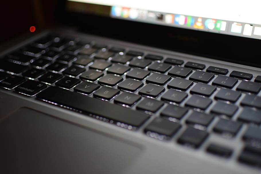 teclat, portàtil, ordinador, poma, ios, MacBook, equips informàtics, tecnologia, teclat d’ordinador, primer pla, tecnologia sense fils, connexió, a l'interior, comunicació, cap gent, enfocament selectiu, alfabet, negocis, text, carta, part de l’ordinador, clau d’ordinador, Internet, equipament elèctric, comunicacions globals, 5K