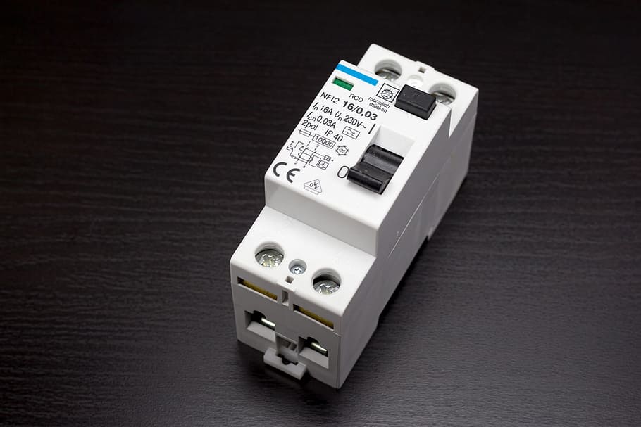 blanc, negre, tallacircuits, disjuntors, rcds, corrent de falla, Enginyeria Elèctrica, electrònica, protecció, interruptor, seguretat, segur, xarxa, corrent, Font d'alimentació, poder, a l'interior, vista d’angle alt, tir de l'estudi, taula, primer pla, cap gent, joguina, natura morta, tecnologia, fons de colors, fons negre, connexió, sol objecte, color negre, Color blanc, petit, negocis, Finances, material de fusta, cable usb, equipament elèctric, 5K