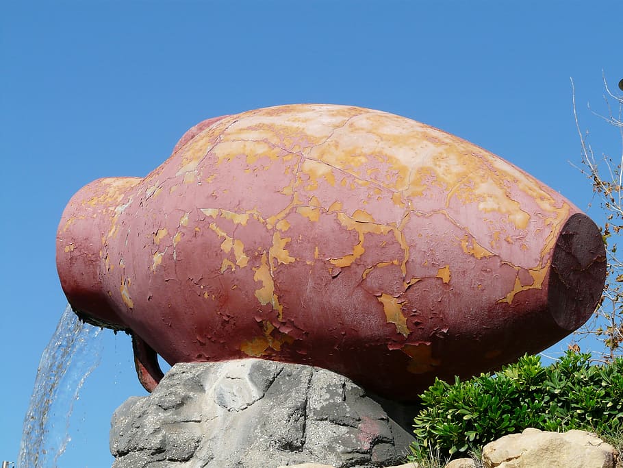 Amphora, enorm, alt, Wasser, groß, Wasserfall, Wasserspiel, Himmel, klarer Himmel, Blau, Sommer-, draußen, keine Leute, Natur, Tag, Pflanze, Nahansicht, solide, Sonnenlicht, Lebensmittel, Essen und Trinken, Rock - Objekt, Rock, Flachwinkelansicht, Skulptur, Statue, rot, Wohlbefinden, 2K