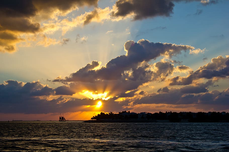 posta de sol, horitzó, vaixell, siluetes de l'illa, foto, oceà, cobert, núvols, mar, key west, velers, cel, aigua, crepuscle, ennuvolat, núvol, humor, abendstimmung, veler, vespre, lichtspiel, cel de la nit, sol, escenics, naturalesa, tranquil·litat, núvol - cel, bellesa a la natura, escenics - natura, escena tranquil·la, davant del mar, color taronja, silueta, idíl·lic, cap gent, escena no urbana, terra, platja, a l'aire lliure, horitzó sobre l’aigua, 5K