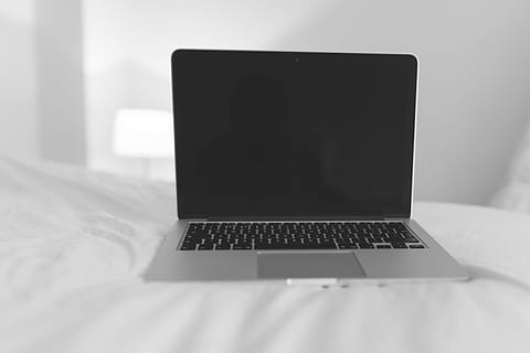 notesbog, seng, macbook, computer, mockup, trådløs teknologi, bærbar, teknologi, forbindelse, meddelelse, indendørs, møbel, ingen mennesker, tæt på, internet, hjemlige værelse, computer netværk, bord, selektiv fokusering, soveværelse, bærbarhed, åben, kopiere plads, tastatur, 5K, CC0, offentligt domæne, royaltyfrie