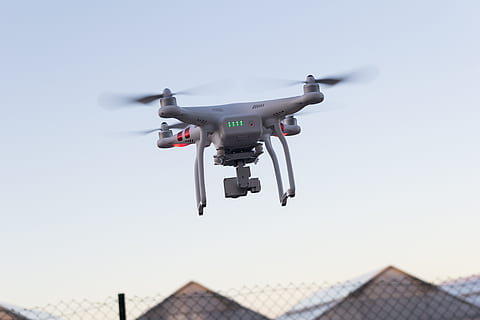 drone på himlen, drone, teknologi, flyvningen, anerkendelse, overvågning, spion, flyvende, helikopter, luftfartøj, fly, transportmidler, himmel, propel, quadrokopter, copter, luft, kontrollere, Midt i luften, dag, ingen mennesker, udendørs, bevægelse, natur, skyfri himmel, lav vinkel visning, arkitektur, bygning udvendig, bygget struktur, kamera - fotografisk udstyr, fotografering temaer, ildevarslende, 5K, CC0, offentligt domæne, royaltyfrie