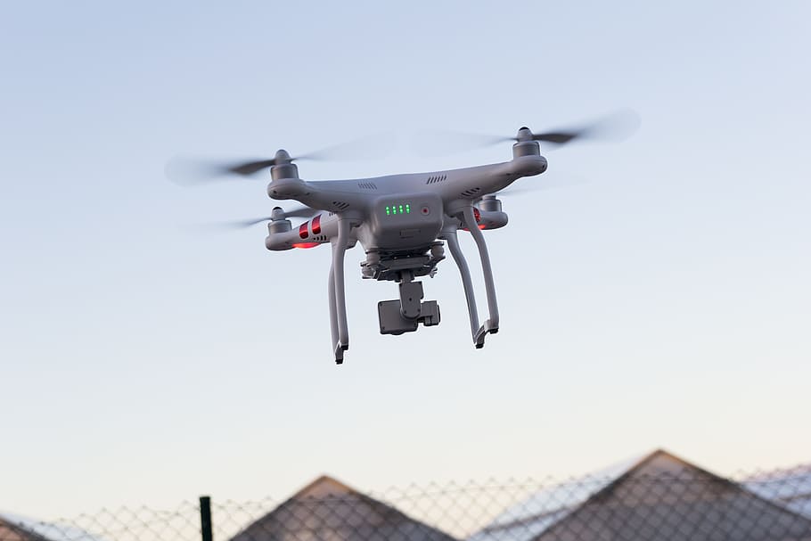 drone al cel, drone, tecnologia, vol, reconeixement, vigilància, espia, volant, helicòpter, vehicle aeri, avió, transport, cel, hèlix, quadcopter, aire, control, a l'aire, dia, cap gent, a l'aire lliure, moviment, naturalesa, cel clar, vista d’angle baix, arquitectura, exterior de l'edifici, estructura construïda, càmera - equip fotogràfic, temes de fotografia, ominós, 5K