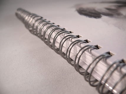hvid spiral notesbog, notesblok, notesbog, papir, pen, blyant, kontor, arbejde, forretning, ingen mennesker, tæt på, spiralformet, i en række, selektiv fokusering, spiral notesbog, kopiere plads, bestille, arkitektur, kurve, natur, forbindelse, ekstrem nærbillede, meddelelse, transportmidler, indendørs, enkelhed, by, 720P, CC0, offentligt domæne, royaltyfrie