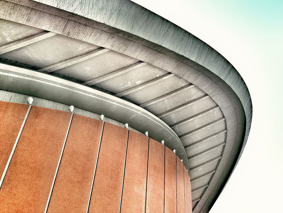 gris, marró, concret, sostre d’infraestructures, Berlín, estructures, districte governamental, Alemanya, haus der kulturen, edifici, arquitectura, visites turístiques, llocs d'interès, capital, esdeveniments, ostra embarassada, estructura construïda, patró, cap gent, escala, a l'interior, dia, passos i escales, barana, cultura i entreteniment artístic, primer pla, corba, cel, material de fusta, cel clar, disseny, modern, absència, naturalesa, repetició, 2K