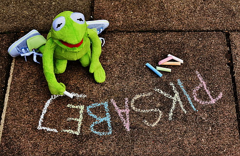 straßenkreide, typografiske fejl, Kermit, frø, kridt, maling, jord, pixabay, farverig, gade kridt, tegne, malet, tegning, maleri, blødt legetøj, udstoppet dyr, frøer, sjov, nuttet, skriftlig, skrifttype, repræsentation, Kunst og håndværk, legetøj, kreativitet, tekst, ingen mennesker, høj vinkel visning, meddelelse, grøn farve, vestlige script, håndværk, menneskelig repræsentation, dag, kridt - kunstudstyr, natur, udendørs, 5K, CC0, offentligt domæne, royaltyfrie