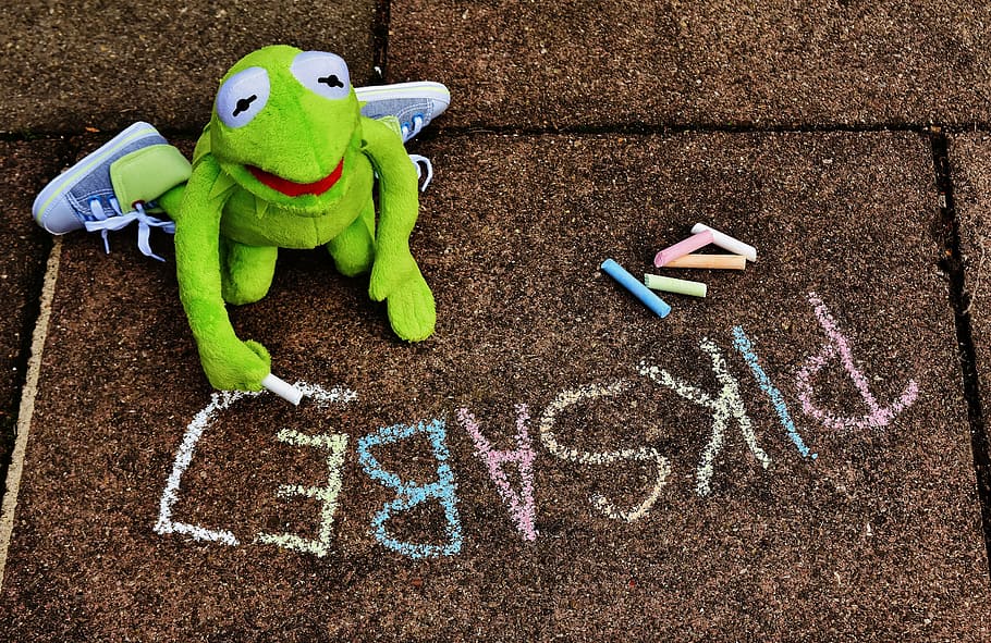 Straßenkreide, errors tipogràfics, kermit, granota, guix, pintura, sòl, pixabay, colorit, guix de carrer, dibuixar, pintat, dibuix, joguina suau, animal de peluix, granotes, divertit, bonic, escrit, Font, representació, art i artesania, joguina, creativitat, text, cap gent, vista d’angle alt, comunicació, color verd, guió occidental, artesania, representació humana, dia, equips de guix, naturalesa, a l'aire lliure, 5K