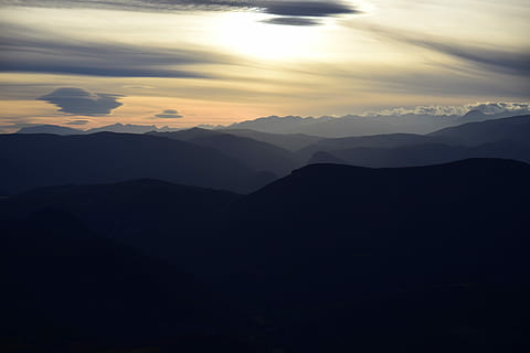 fjelllag, silhuett av fjellet, Sky, fjell, tre, stein, utendørs, sol, solnedgang, Spania, skygge, panorama, Dal, felt, jord, farge, Europa, himmel, skjønnhet i naturen, naturskjønnhet - natur, sky - himmel, fjellkjede, rolig scene, ro, landskap, miljø, natur, idylliske, silhouette, ingen folk, ikke-urbane scene, majestetiske, sollys, fysisk geografi, fjelltopp, 5K, CC0, offentlig domene, opphavsrett gratis