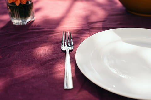tallerken, bord, gaffel, mat og Drikke, objekter, sølvtøy, servise, bordkniv, middag, restaurant, ingen folk, spise~~POS=TRUNC, sted innstilling, serviett, bordduk, tom plate, drikkeglass, tømme, husholdningsutstyr, spise redskap, kjøkkenredskap, glass, kniv, innstilling, innendørs, skje, lilla, luksus, 4K, CC0, offentlig domene, opphavsrett gratis