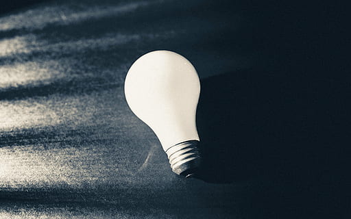 ampoule, noir, tissu, blanc, LED, surface, lumière, idée, électricité, objet unique, illuminé, personne, fond noir, fermer, journée, jambe humaine, section basse, partie du corps, partie du corps humain, une personne, à l'intérieur, membre, Vrais gens, vue grand angle, mode, membre humain, femmes, chaussure, modes de vie, adulte, la créativité, Vêtements, pied humain, 5K, CC0, domaine public, libre de droits