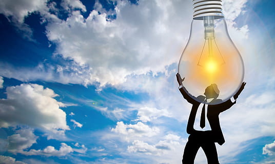 clipart, hombre, participación, bombilla, persona, Pera, Dom, energía solar, ligero, eliminación nuclear, amarillo, demanda de electricidad, la producción de electricidad, células solares, rayo de sol, corriente, renovable, electricidad, alternativa, generacion de energia, naturaleza, tecnología solar, nube - cielo, cielo, éxito, adulto, una persona, negocio, motivación, azul, parte del cuerpo humano, tres cuartos de longitud, paisaje de nubes, equipo de iluminación, persona de negocios, generación de combustible y energía, mano, al aire libre, determinación, extremidad humana, 5K, CC0, dominio público, libre de derechos