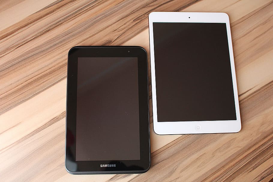 schwarz, Samsung Galaxy Tab, neben, Weiß, ipad, braun, hölzern, Schreibtisch, Tablette, Berührungsempfindlicher Bildschirm, Internet, ios, Android, kabellose Technologie, Technologie, tragbares Informationsgerät, Smartphone, Kommunikation, Bildschirm, Verbindung, Gerätebildschirm, Mobiltelefon, Tabelle, digitale Tablette, kopieren sie platz, Holz - Material, drinnen, keine Leute, Portabilität, schwarze Farbe, leer, Telekommunikationsausrüstung, modern, Holz, Flüssigkristallanzeige, globale Kommunikation, elektronischer Organizer, elektrische Ausrüstung, Holzmaserung, E-Reader, 5K