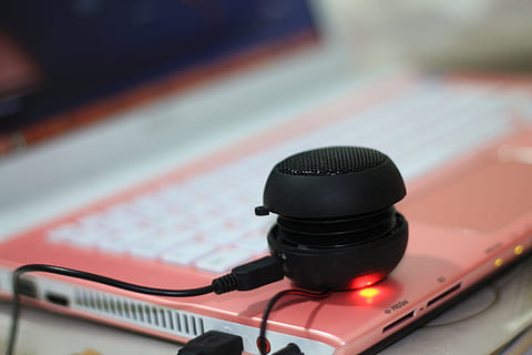 technologie, počítač, informatika, Zvuk, přístroj, notebook, detail, umělecká kultura a zábava, audio zařízení, nikdo, hudba, zaměřit se na popředí, gramofonu, řízení, sdělení, retro stylu, Červené, zařízení, uvnitř, vysoký úhel pohledu, průmysl, den, záznam, spojení, 4K, CC0, veřejná doména, bez autorských práv